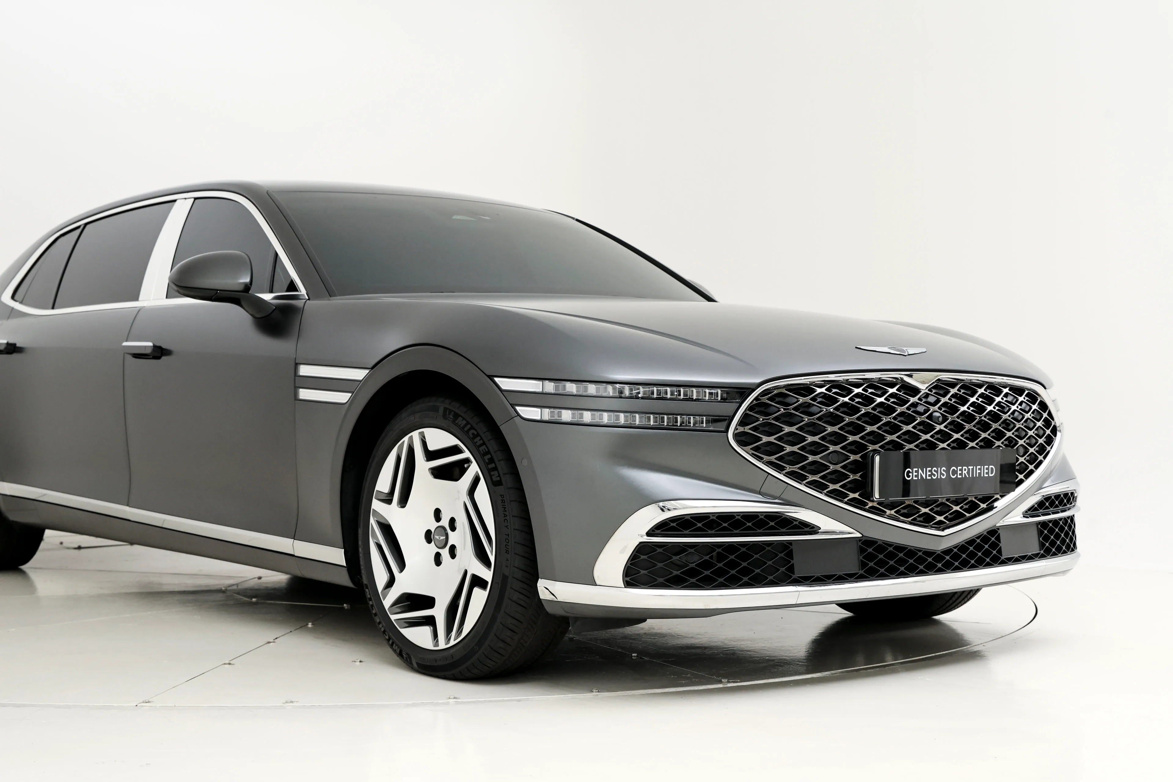 Genesis G90 2022 LONG WHEEL BASE Gasoline 3.5 Turbo AWD 4 Seater Signature The Selection - фото 2